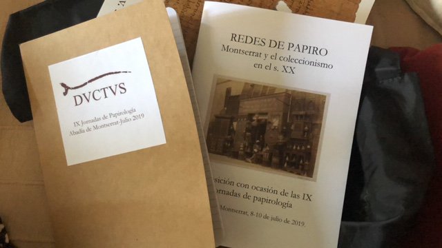 Alba_DFG's tweet photo. Ultimando detalles para las IX Jornadas de papirología. ¡Hemos preparado también una exposición sobre Roca-Puig y el coleccionismo de papiros en la década de los 50! #papyrology https://t.co/YXMuns4fQ2