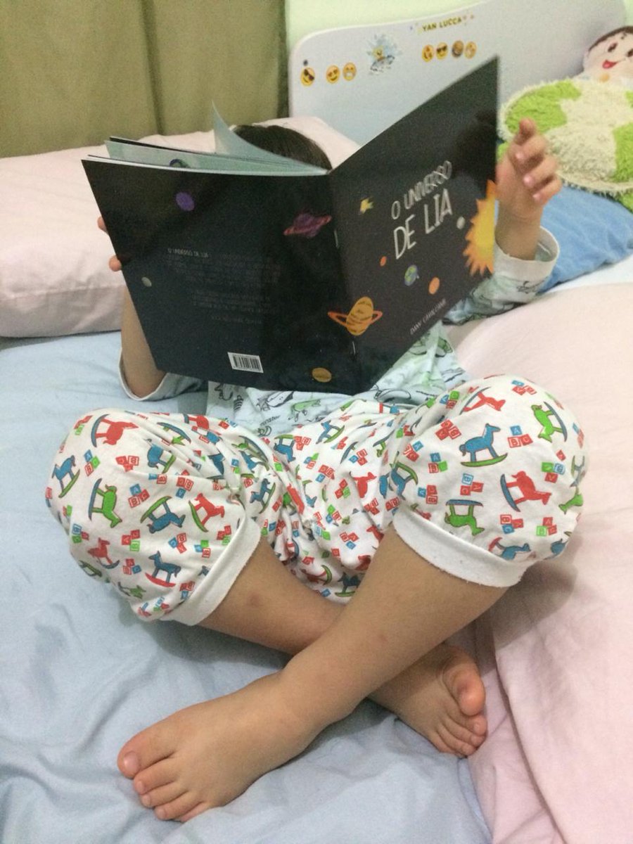 ouniversodelia's tweet photo. Esse é o Yan e ele tá se divertindo muuuuuuuuito com a história da Lia, inclusive já escolheu o seu planeta favorito! https://t.co/3EzOjYmmw8
