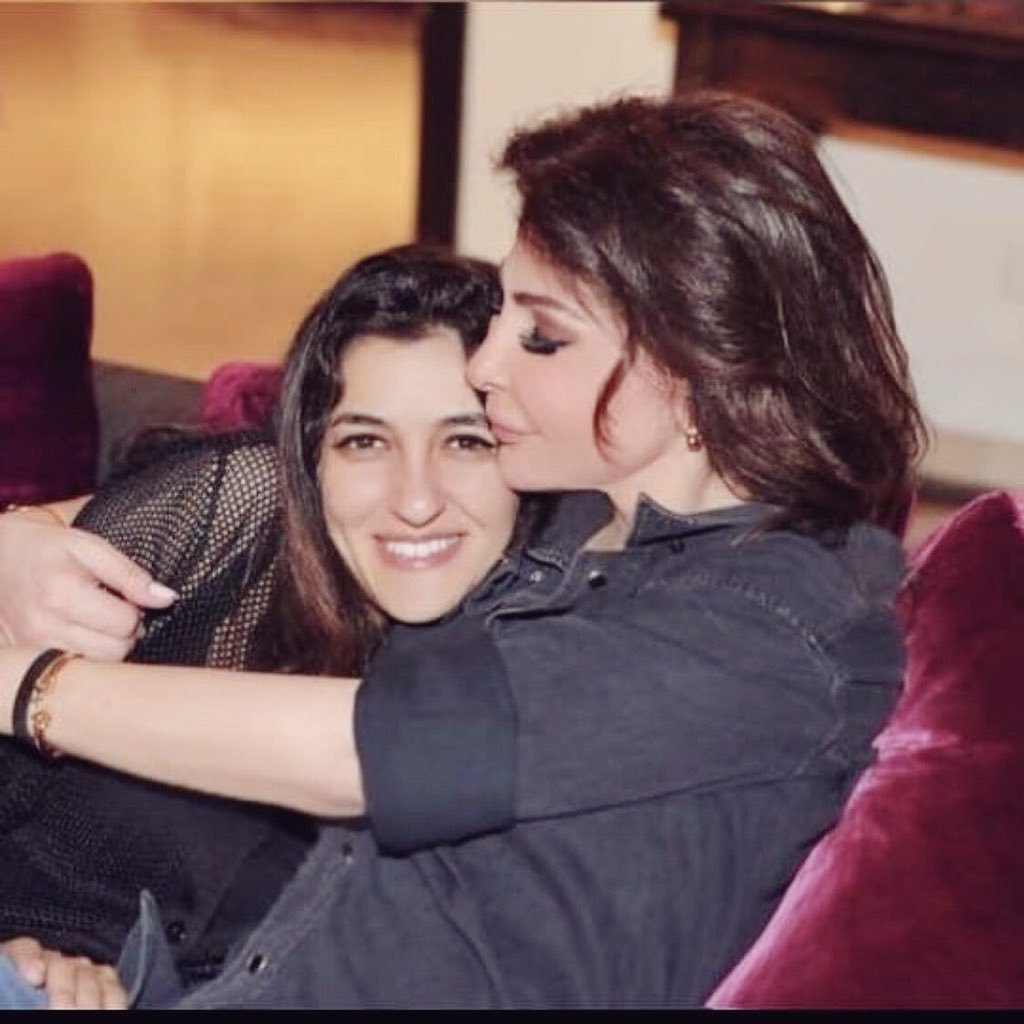 doaa_hantash's tweet photo. مش معقول انجيلا السيسي شو بتحب تضهر بدون make up حتى بالمناسبات؟؟
انو لازم تحضري حالك انجيلا من اليوم بدك تحطي  #eye_shadow  #the_star الخاص باليسا وبسام فتوح🙏🏻🙏🏻
 @elissakh @AngelaElSisi❤❤ https://t.co/j93WE1ruxn