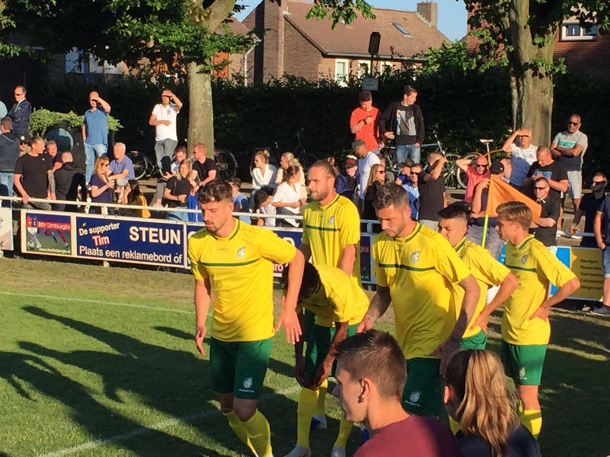 Fortuna_Online's tweet photo. Volop wissels in de rust: Kai Heerings, รron Dobos, Branislav Ninaj, Adnan Ugur, Jacky Donkor en Elvis Mehanovic komen erin. @RasseKarjalaine staat aandachtig te kijken. #forari https://t.co/cH88NN9RYK