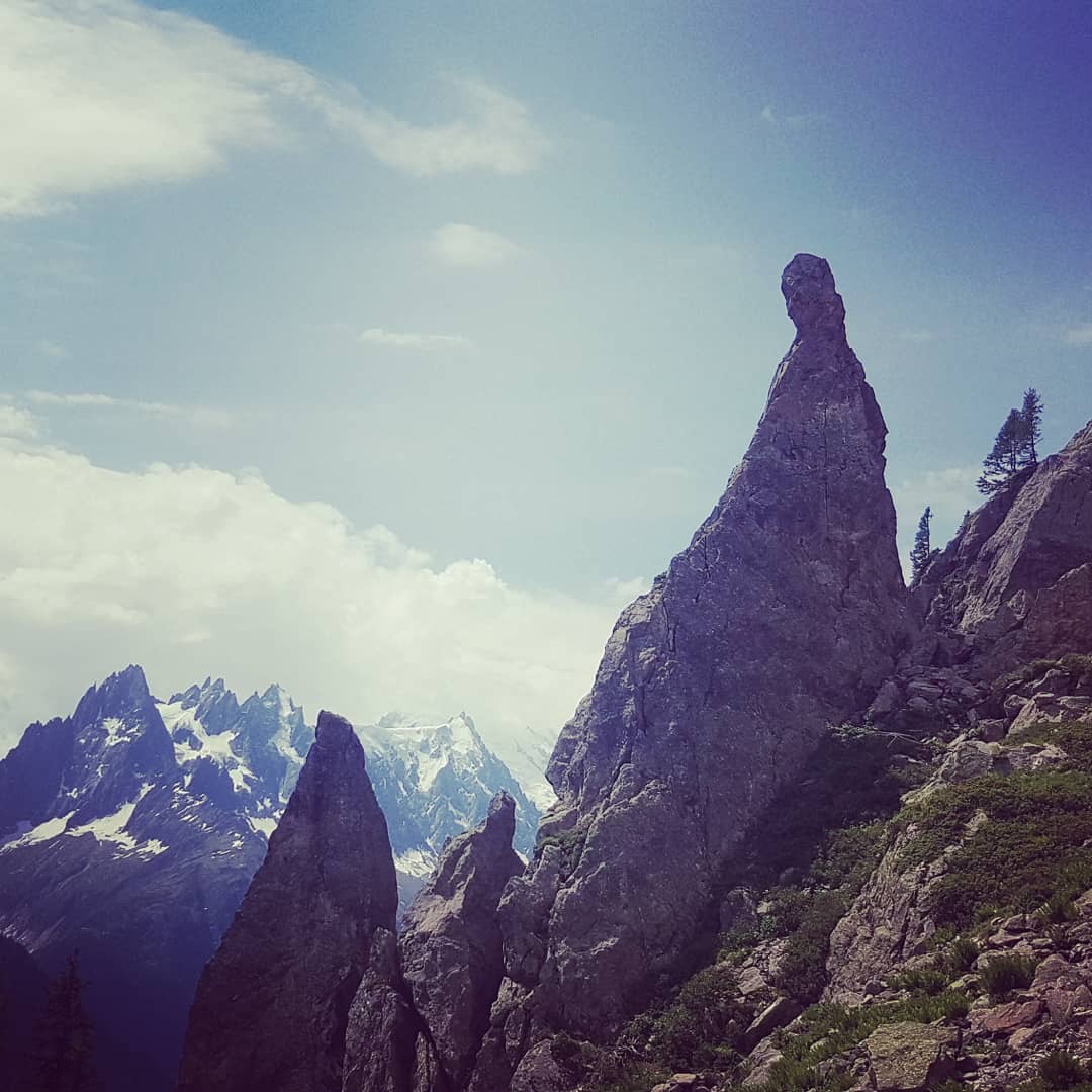 OranjeBergsport's tweet photo. We left Project Alpine Spirit packing this morning and sneaked out for a couple of laps on this... #rockclimbing #chamonix #instructorsdayoff https://t.co/hlxX2fa5I4