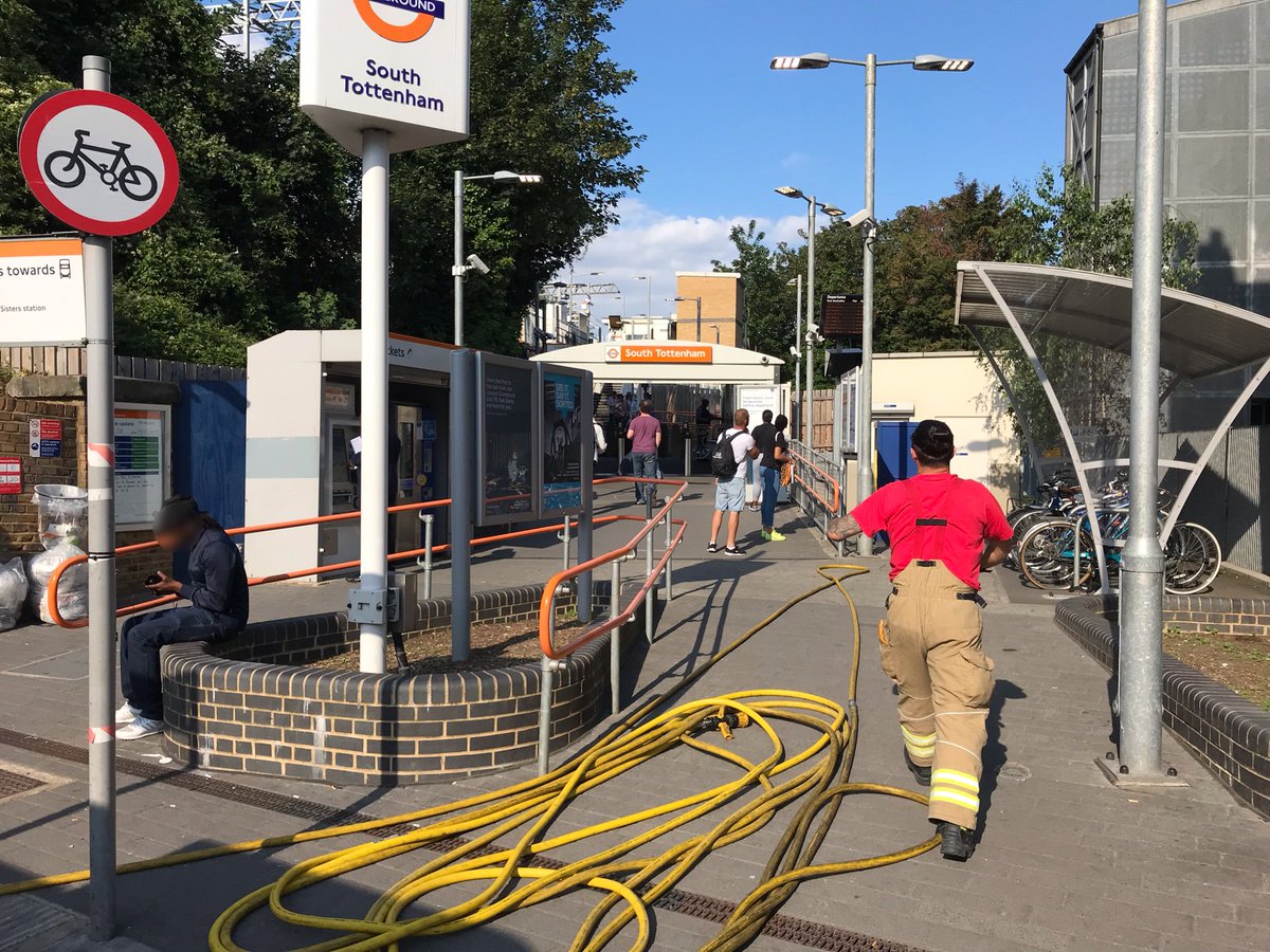 This afternoon #Tottenham #RedWatch were called to @LDNOverground #SouthTottenham station to a bonfire out of control next to the platform. Using plenty of hose reel and some exploring through the undergrowth, crews found &amp; extinguished the fire. Trains &amp; Station unaffected. 🚒🚈