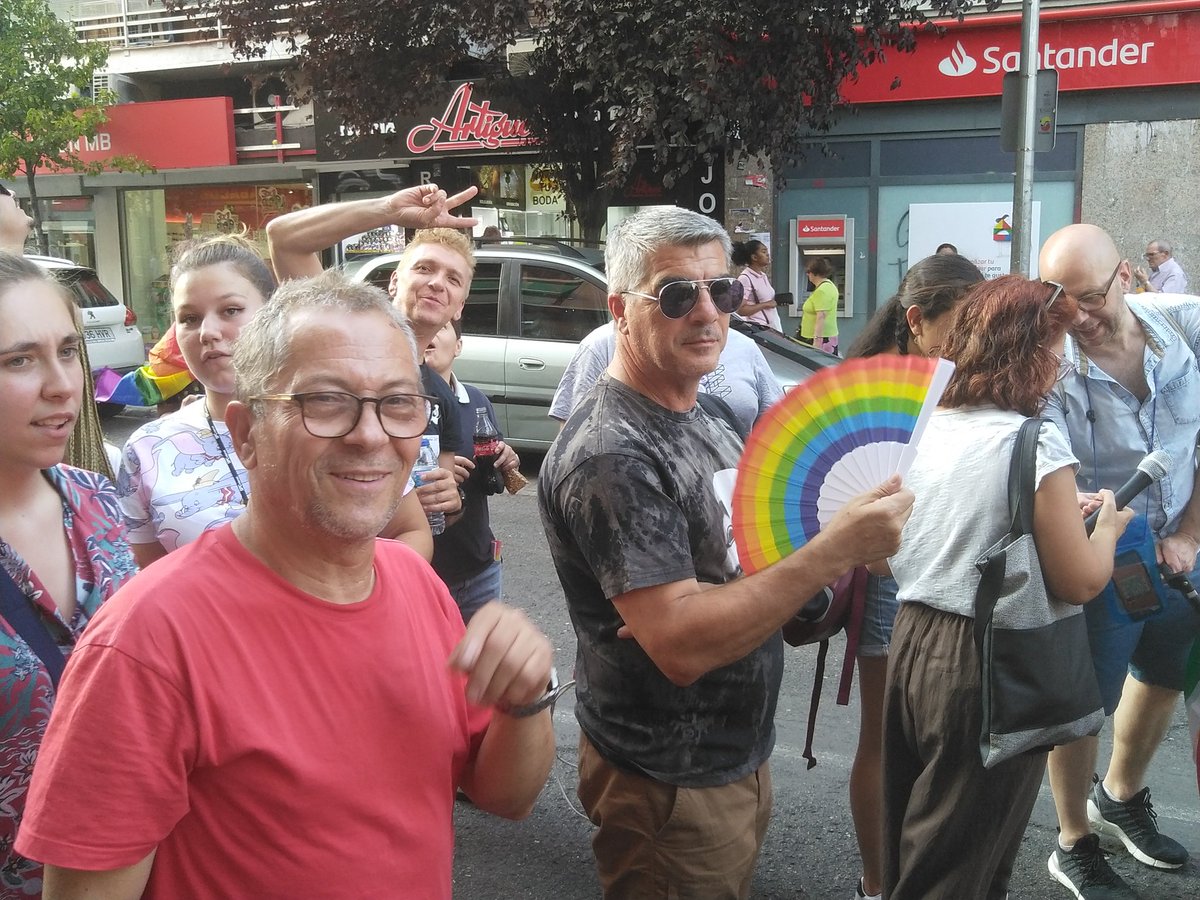PODEMOSUsera's tweet photo. Esta tarde por las calles de Usera reivindicando la libertad, la igualdad y la diversidad . #UseraConOrgullo https://t.co/N7hnP3lyzb