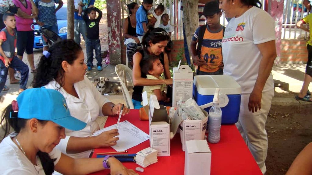 BanzuliaOficial's tweet photo. La Misión Barrio Adentro junto a @Imsasur encabezan el Plan Nacional de Vacunación en @LaGranCiudad en vacunas como sarampión, Rubiola y Toxoide Diftérico para todos los asistentes #JornadaSocialIntegral https://t.co/YYvIgFWF0F