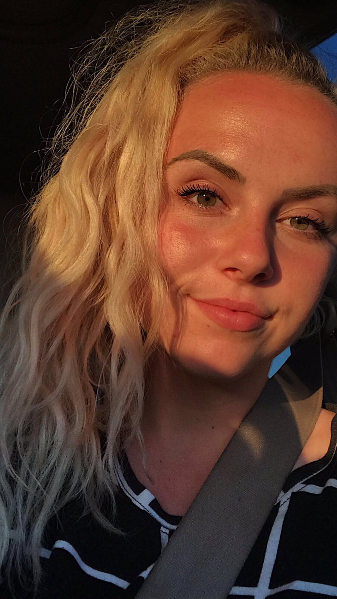 jayde_mikenzie's tweet photo. One year gone, 30 pounds lighter, 6 dress sizes smaller, eyebrows on fleek, skin loving me, all natural, GLOW UP. Shoutout to McKade for sticking with it this entire time 😂 https://t.co/t4e5gAfDUv