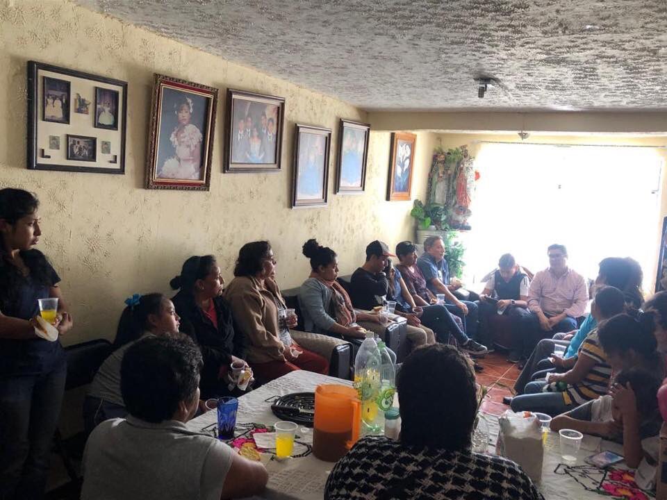 RicardoCortesM's tweet photo. Visite a nuestros vecinos de Las Marinas, con quienes nos reunimos para platicar de la problemática que tienen en su comunidad así como buscar mecanismos para poder ayudarles; agradezco con sinceridad a la señora María de la Luz quien nos abrió las puertas de su hogar 🏠 https://t.co/JbqZcxWNi4
