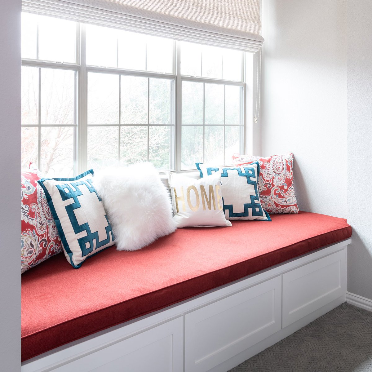 decoratingden's tweet image. This colorful and fun window seat comes with an added bonus: drawers at the bottom for extra storage!
#decoratingden #decoratingdeninteriors #theden #interiordesign  #interiordecorating #decor #homedecor #livvhomecollection #windowseat #windowseatstorage #accentpillows