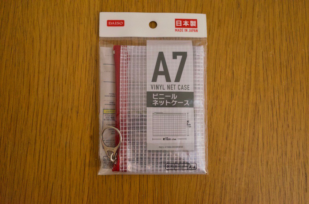 くしな 読書好きのブログ書いてる人 より小さい財布を求めて100均ケース使用中 流石に大人の財布としてどうなの と思うのでそのうち良さげなのを見つけたら買い換えるけど とりあえず100均ケースでも十分便利 ダイソー キャッシュレス 財布 ミニマ