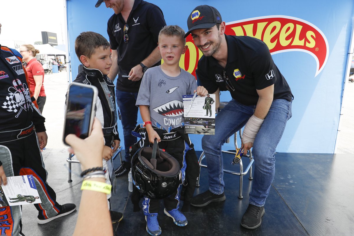 AlexanderRossi's tweet photo. Got a photo with this @ConorDaly22 fan today. And we hung out with some awesome @USAC25Series kids who are for sure gonna be superstars. https://t.co/AQPXxGf0KE