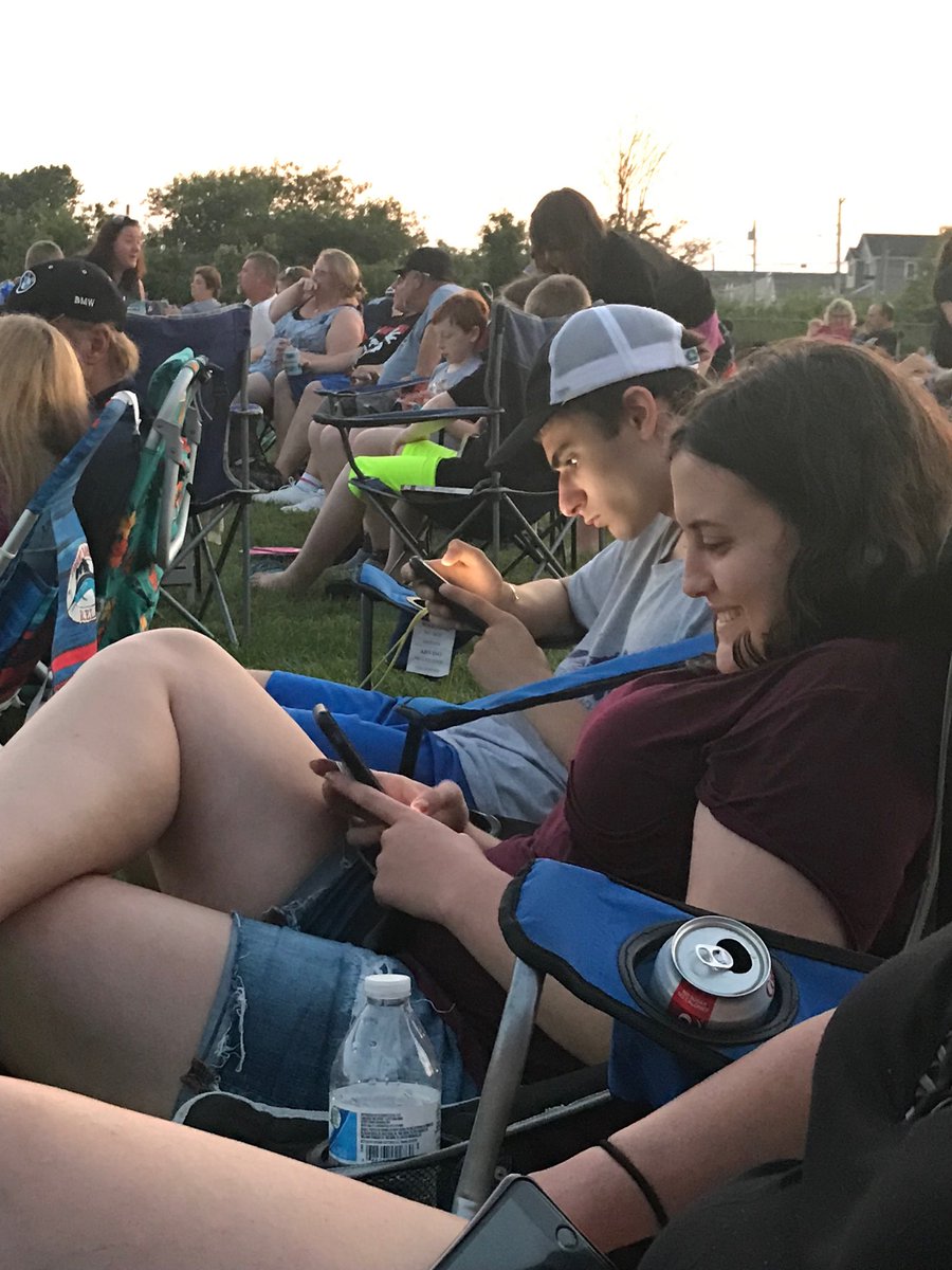 ShariSenzer's tweet photo. Look up, the stage is not on your phone! https://t.co/f82eS96uN2