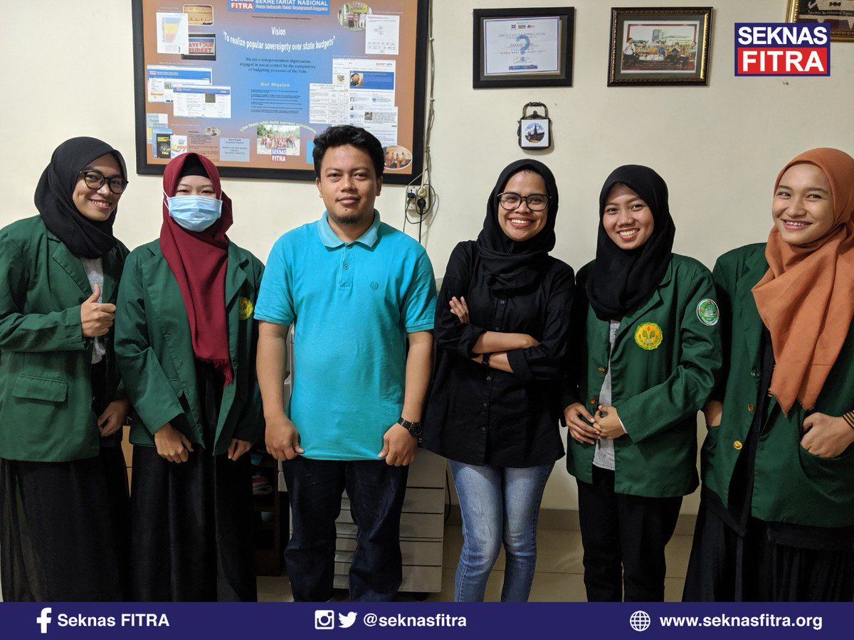 Kumpul sama yang muda biar kelihatan muda.