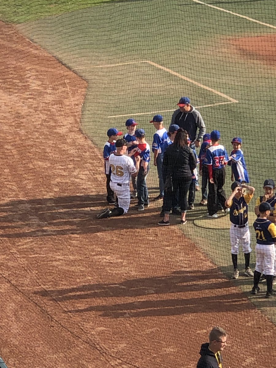 Pride of #rosecity <a href="/chach_99/">Kyler Charchun</a> signing a few autographs and taking a few photos before tonight’s <a href="/wcbleague/">The WCBL</a> match between @EdmProspects and Moose Jaw #beautynight #summerball