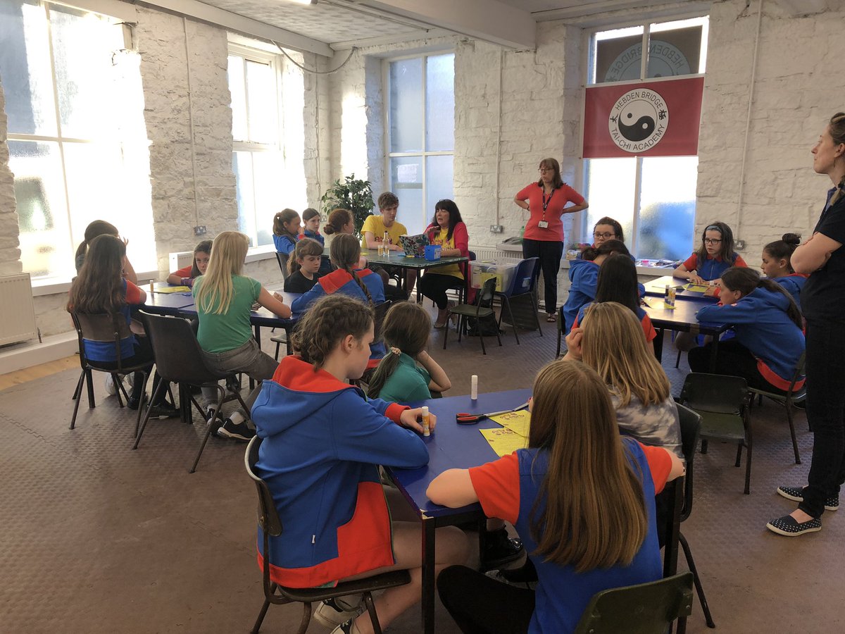 Tonight we were joined by <a href="/ArtypartyR/">ArtyParty Rossendale</a> helping us to work towards our upcyclung badge. Thanks a lot for coming and inspiring us!! #artyparty #upcycling #Girlguiding #makeachange