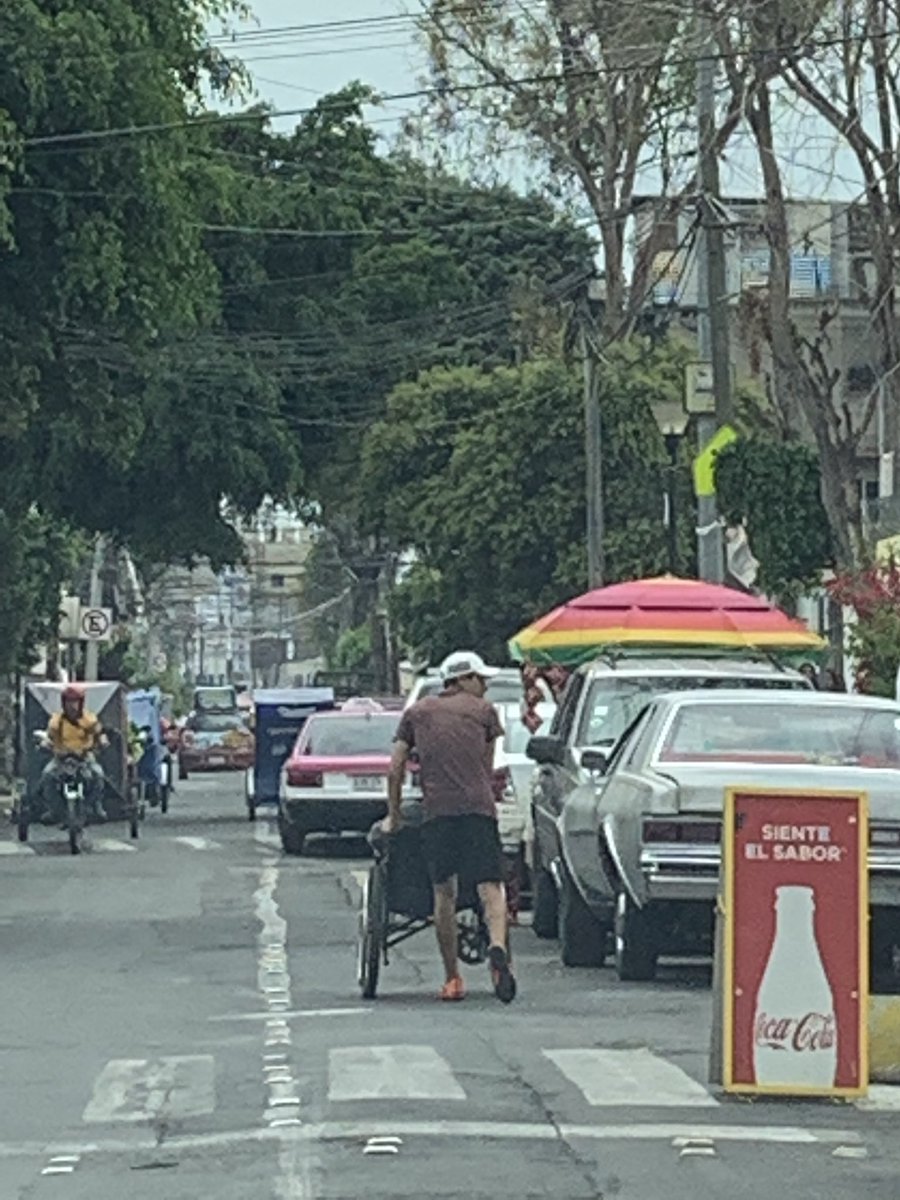 Dyetouss's tweet photo. Av Toltecas. Persona en silla de ruedas #discapacidad debajo de la banqueta porque ésta es ocupada por puestos ambulantes Y la vialidad ha sido secuestrada por #mototaxis en contrasentido @Claudiashein @ClaraBrugadaM @lopezobrador_  no hacen nada @ElUniversalDF @Alc_Iztapalapa https://t.co/tHzcLTUHap