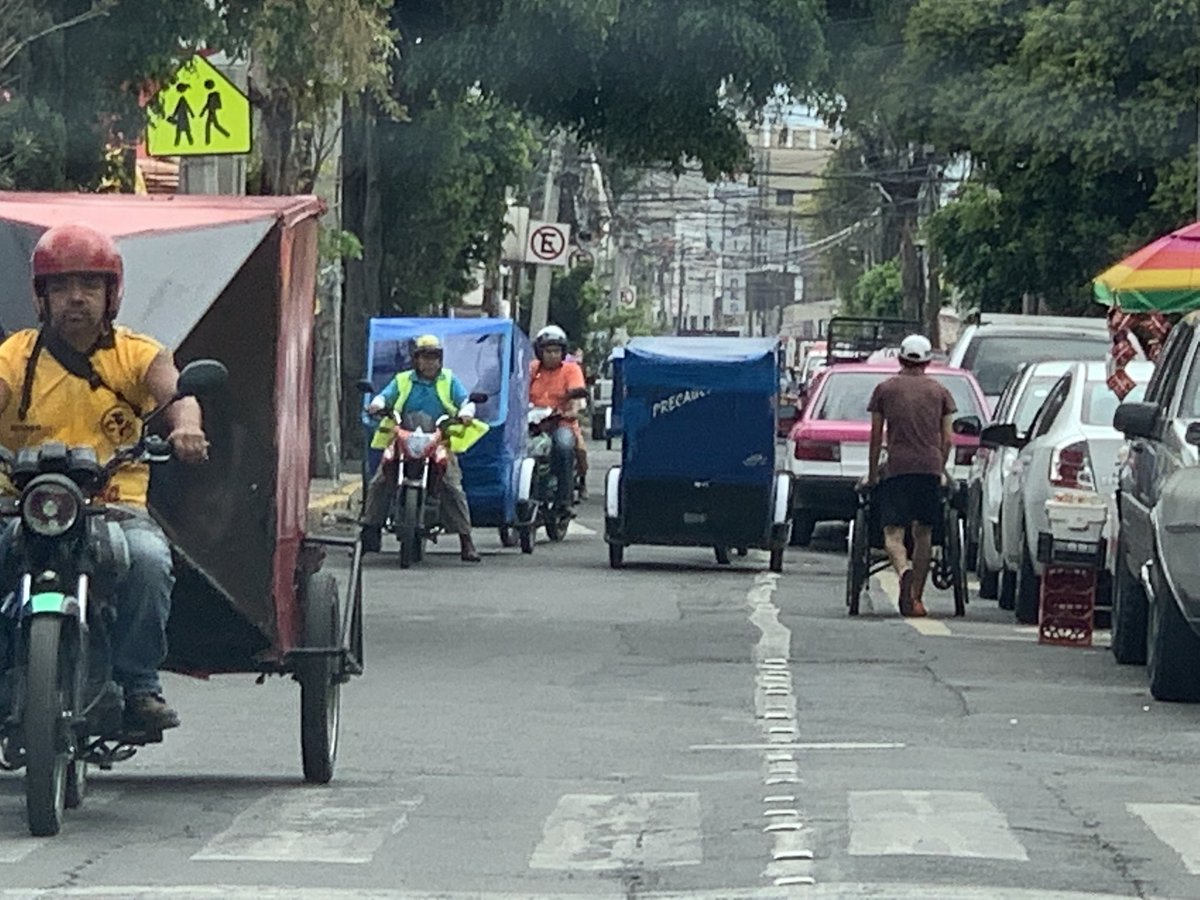 Dyetouss's tweet photo. Av Toltecas. Persona en silla de ruedas #discapacidad debajo de la banqueta porque ésta es ocupada por puestos ambulantes Y la vialidad ha sido secuestrada por #mototaxis en contrasentido @Claudiashein @ClaraBrugadaM @lopezobrador_  no hacen nada @ElUniversalDF @Alc_Iztapalapa https://t.co/tHzcLTUHap
