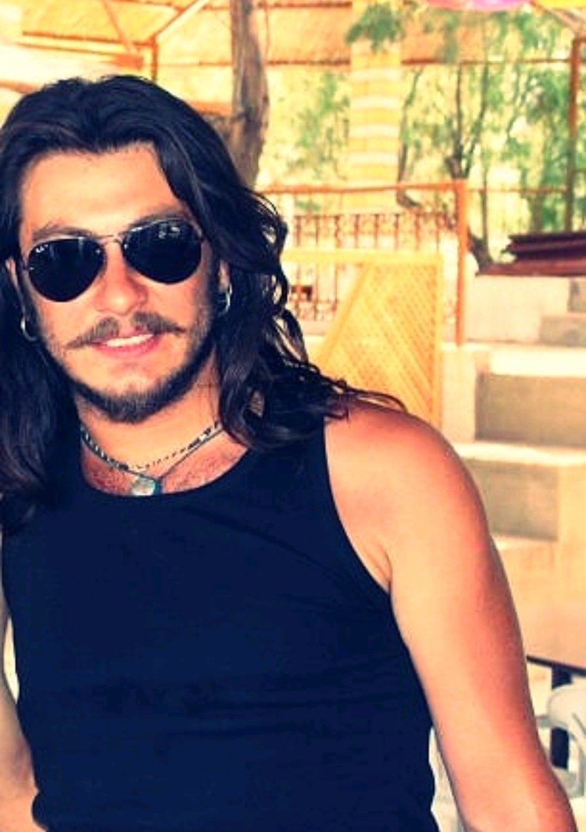 Yine geldi o kara gün , bugün günlerden 4 temmuz.

Bir melek gibi kanat açıp dağlara uçtun bir temmuz gecesi.

Denizden gelip yıldızlara uzanan bir yolculuğun öyküsüydü seninkisi.

Barış Akarsu'yu ölümsüzlüğünün 12.yılında sevgi , rahmet ve özlemle anıyoruz.

Hep kalbimizdesin.❤