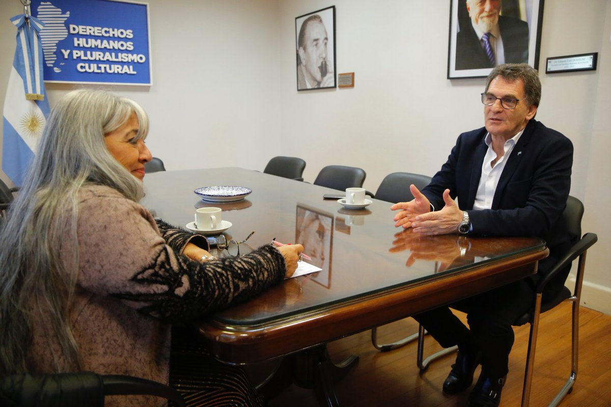 clauavruj's tweet image. 👉@Nilda_Gomez es un ejemplo de vida, una mujer que supo transformar su dolor en acción para ayudar a quienes más lo necesitan. Es un placer compartir con ella la labor cotidiana a través de la Red de Contención para familiares y víctimas de la @SDHArgentina.