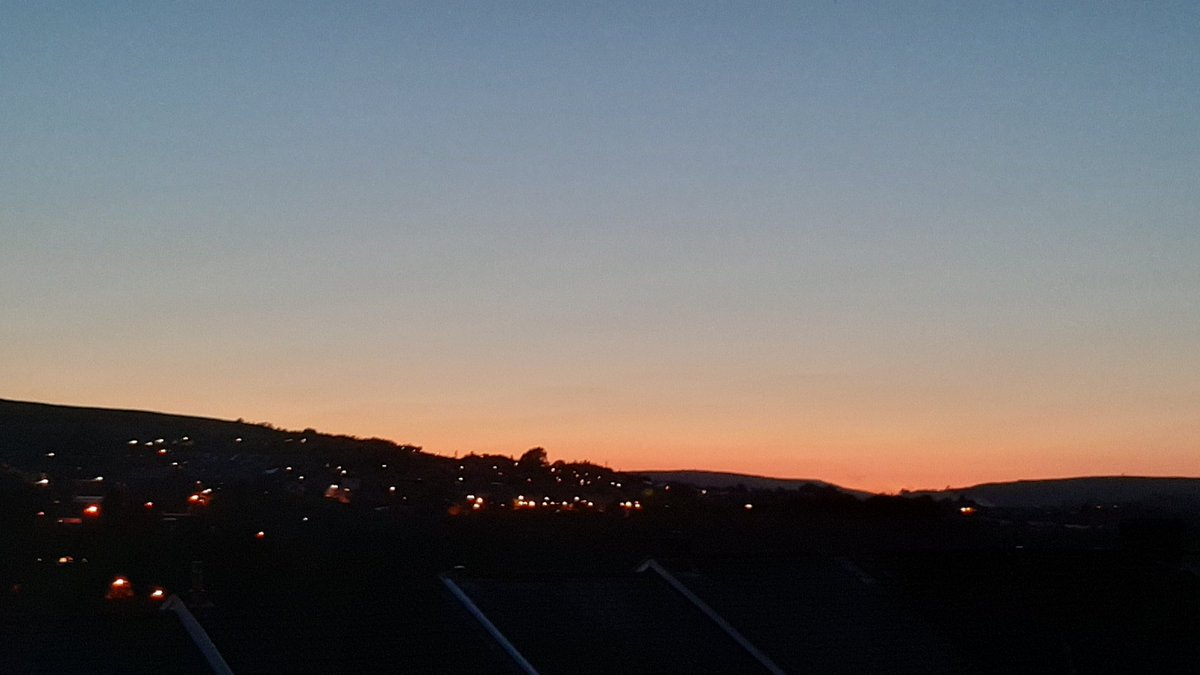 Clear sunset skies in #Tredegar #TredegarWales #BlaenauGwent at 2215BST. Photo by @ashleym82. @TredegarCouncil @BlaenauGwentCBC @S4Ctywydd @ruthwignall @Sue_Charles @SianWeather @kelseyredmore @behnazakhgar @bbcweather @DerekTheWeather @metoffice @GwentandMore