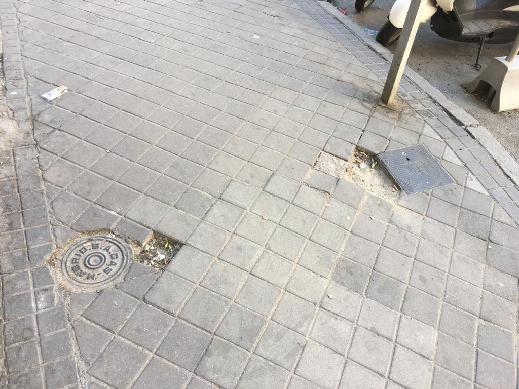 AuroraRecioG's tweet photo. ¿Es esto una acera inclusiva en la que podemos caminar o es un campo de minas? (A exactos 10m de Gran Vía)   @CondeDuqueMAD @Lineamadrid @somosmalasana https://t.co/TUtmpCei2I