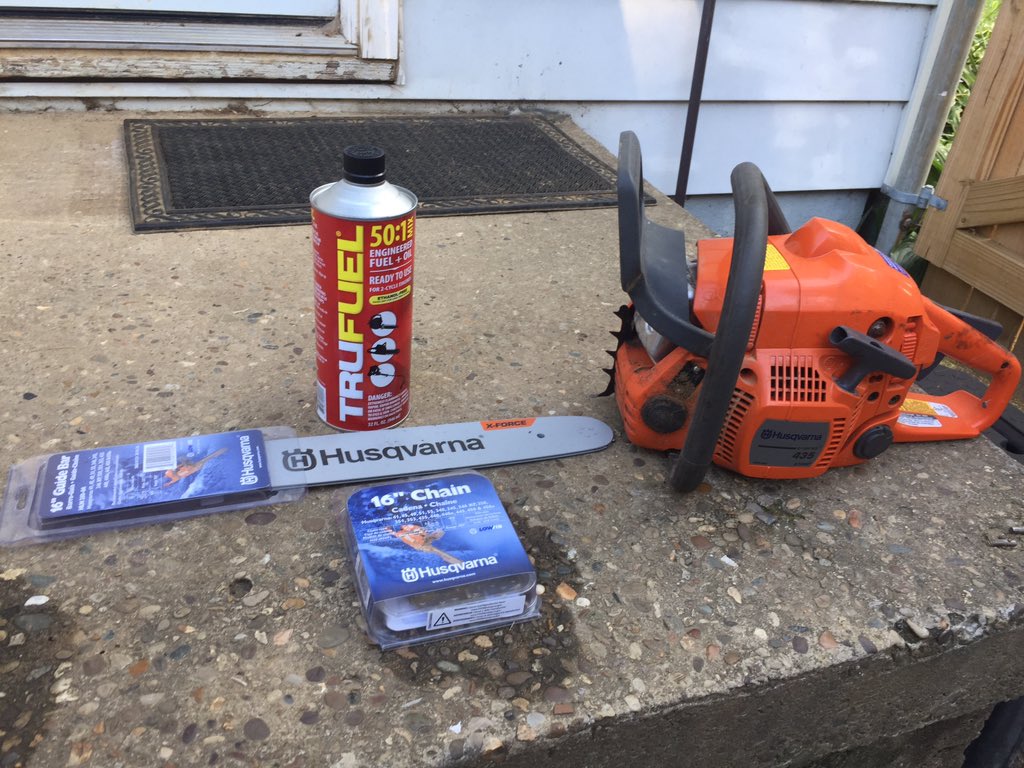 ColtonFarnsley's tweet photo. New bat &amp; new chain!!! Ready to work!💪🏻 
#Husqvarna #chainsaw #husky https://t.co/1xMsOuJsIu