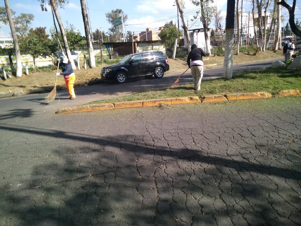 Se trabaja en el mantenimiento del #SenderoSeguro en el Parque lineal Emiliano Zapata de la colonia Ex Escuela de Tiro, con trabajos de poda y barrido. 🧹🌲