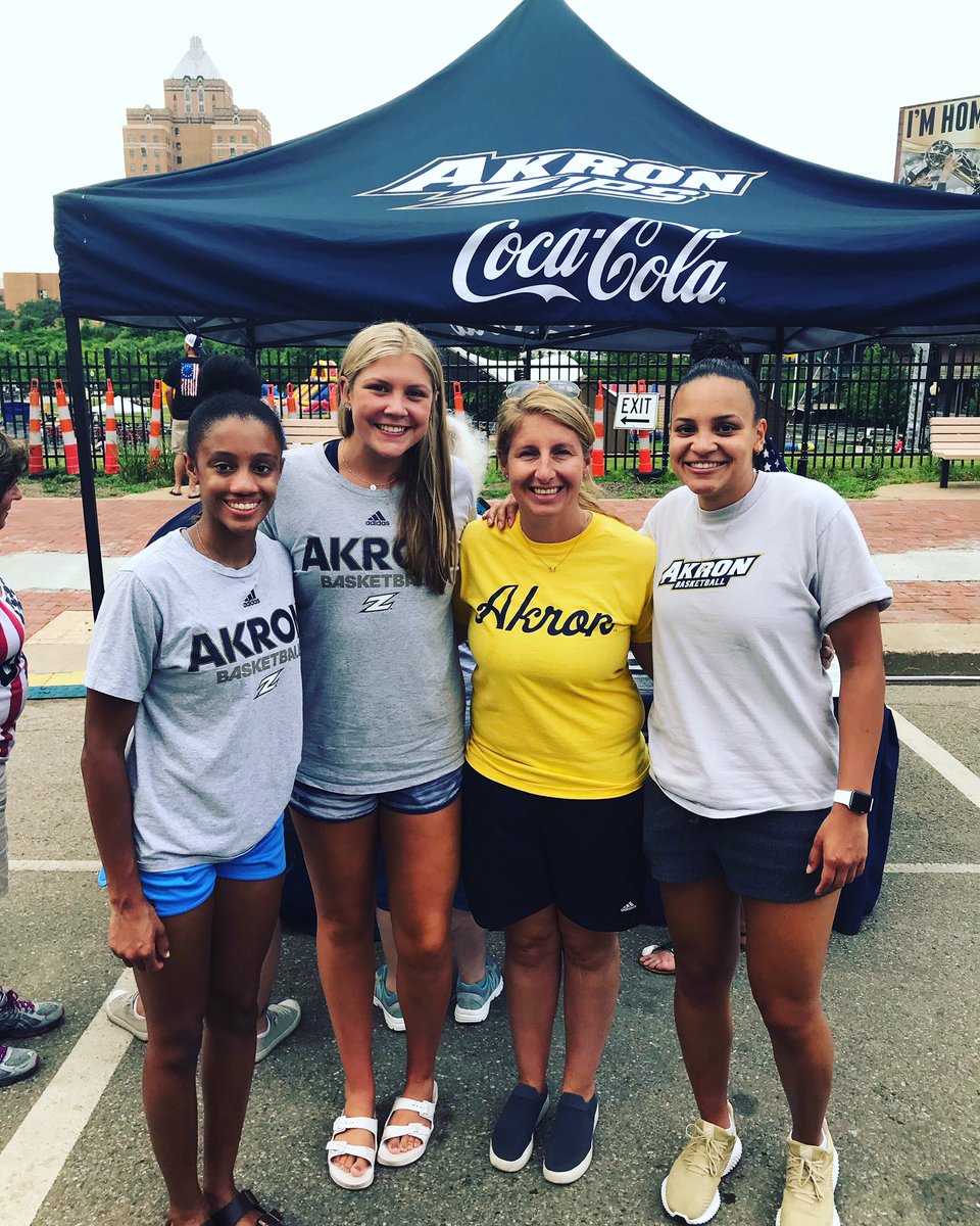 CoachJackson21's tweet photo. Fun time with our sophs @_kmiller__ @ColleenNeitzel and @gabbyy_mitchell passing out ๐๐๐๐ Hope to have lots of fans at our games this ๐ #GoZips #Lock3 #ribfest #thisisakron https://t.co/kRBbUyGa6z