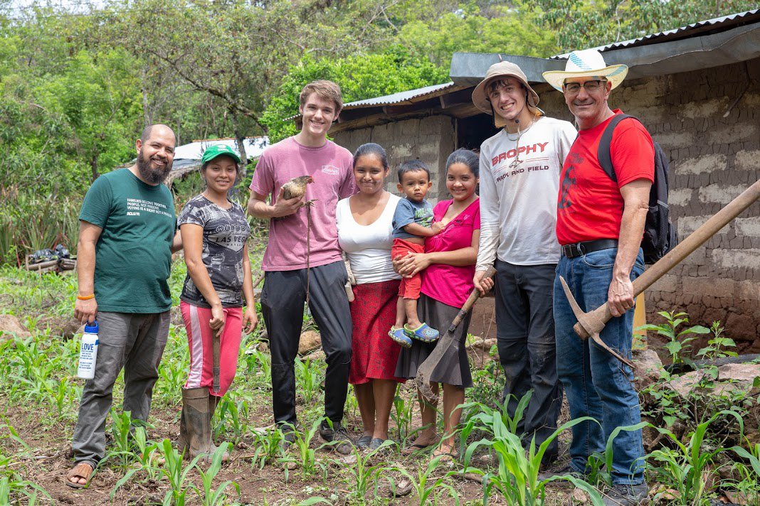 BrophyNews's tweet photo. Check out the blog and Flickr album for Brophy's 2019 El Salvador trip examining issues of poverty, immigration, war and the Church as a voice for the voiceless. #jesuiteducation #AMDG #jsnn #jsnglobal
Blog: https://t.co/NWZpp1d3oO
Flickr: https://t.co/F552owdWV9 https://t.co/2UJbXzdHVr