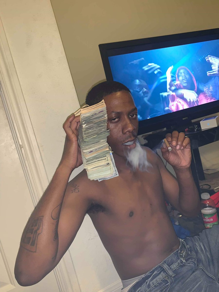 PrinceMLR95's tweet photo. I’m HoodRich #PrinceMLR #NFN👑💰 https://t.co/MZCqRcZu7k