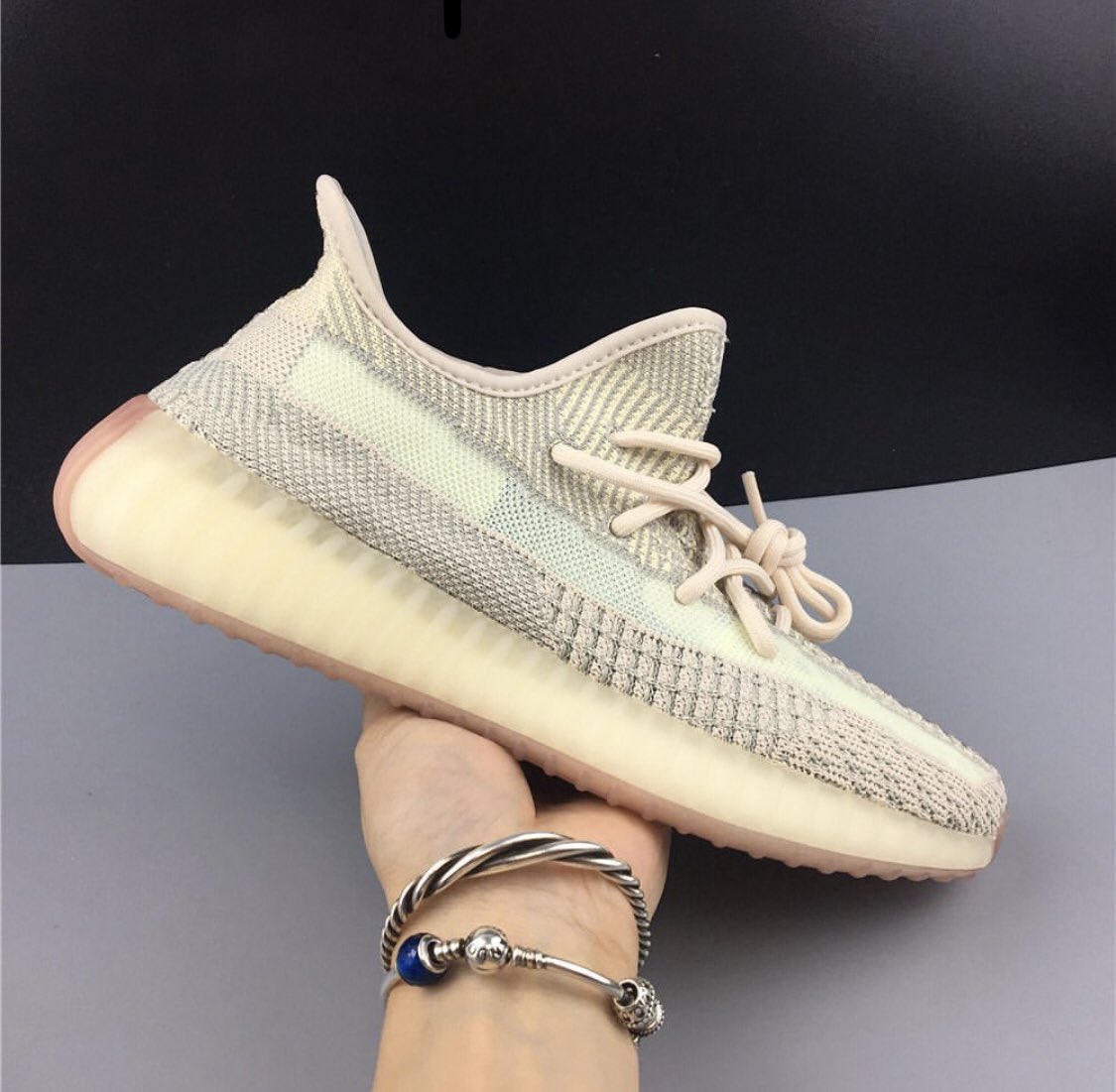 DropsYeezy's tweet photo. https://t.co/9B89qC5DUZ