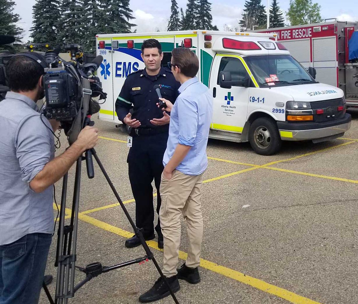 AHS_media's tweet image. Every year, police, fire, paramedics and animal protection officers are called to scenes where a child or pet is left unattended in a vehicle. Today, @ahs_ems joined #YEG police to deliver an important reminder--a vehicle is not a babysitter. edmontonpolice.ca/News/MediaRele…