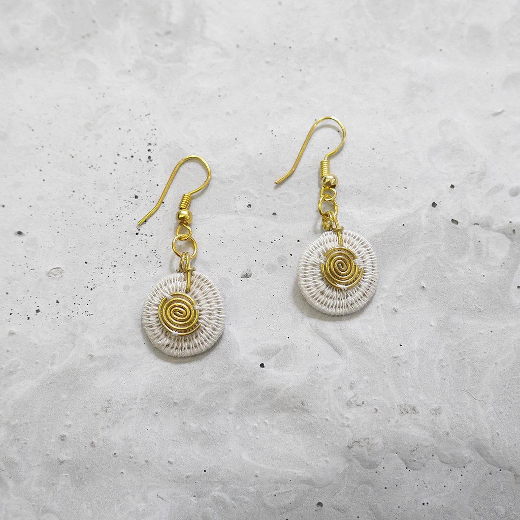 TintsabaCraft's tweet image. Small Earrings from our Spiral Collection 🧡
#tintsaba
#remarkablewomen #masterweavers #swaziland #africa #handmade #fairtrade #ethical #sustainable #sisal #eswatini #jewellery #jewelry #spiral #naturaljewellery #gold #nickelfree #earrings #silversmith #womenartisans