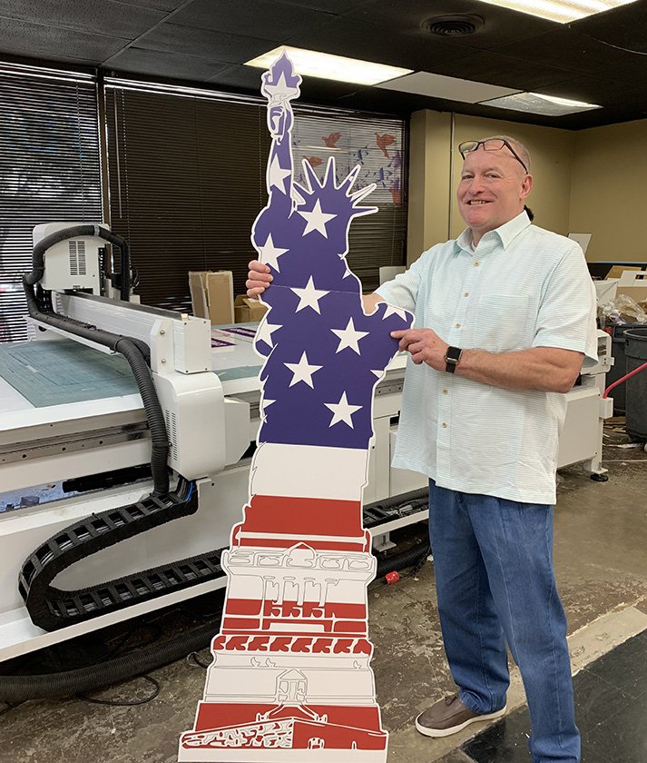 FlexPressUSA's tweet image. It&apos;s been a long day, but we&apos;re cutting out for July 4th. Here&apos;s hoping everyone has a safe and fun Independence Day! #colex #flatbedcutter #happybirthdayUSA
