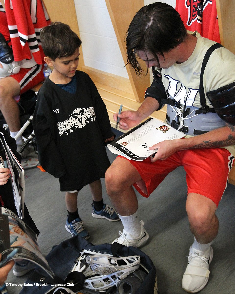 BrooklinLC's tweet photo. Brooklin players participate in a pregame autograph session in the locker room prior to the start of tonight's game, members of the Clarington House-leagueTyke "6" Team https://t.co/qW8BlirUxi