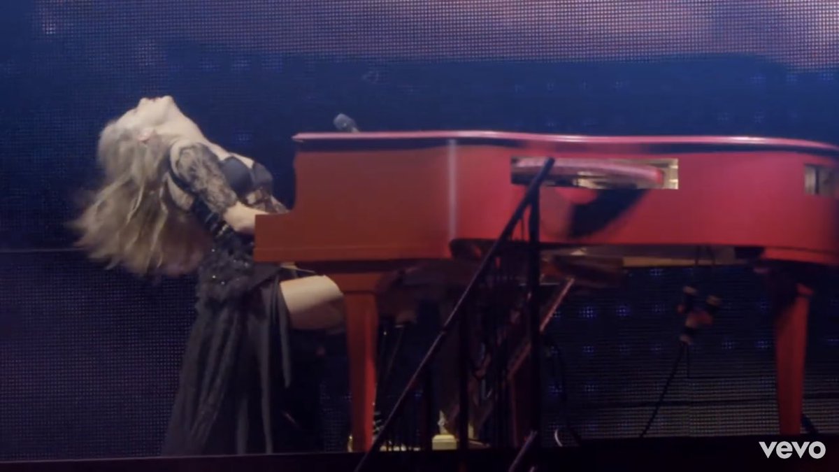 allergictojoy's tweet photo. Hoy se cumplen seis años desde el lanzamiento del video musical de Red y puede que esté llorando por lo hermoso que fue el Red Tour y también porque ya se acabó para siempre y yo no asistí. #6YearsOfRed https://t.co/kS9WLuNruY