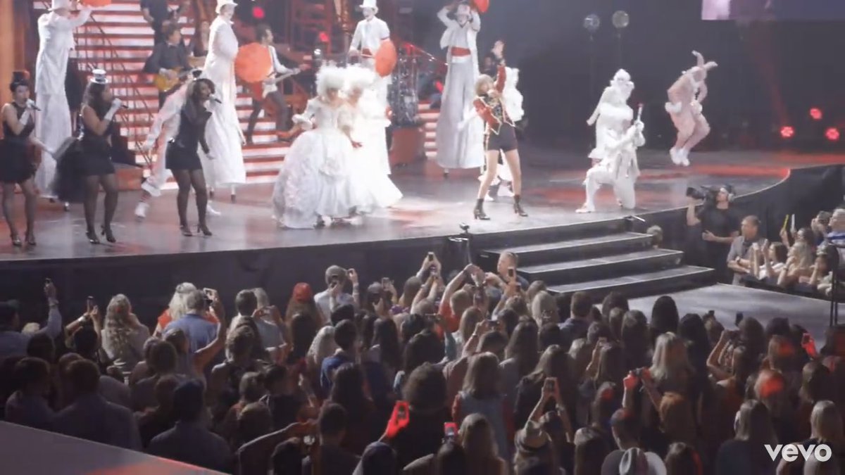 allergictojoy's tweet photo. Hoy se cumplen seis años desde el lanzamiento del video musical de Red y puede que esté llorando por lo hermoso que fue el Red Tour y también porque ya se acabó para siempre y yo no asistí. #6YearsOfRed https://t.co/kS9WLuNruY