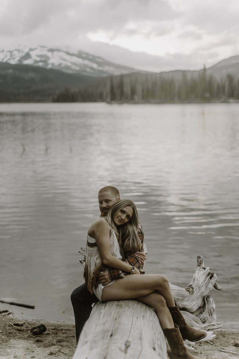 letsbstill's tweet photo. Hi. I’m single. They’re not though. #engaged https://t.co/ZJe6XUarCD
