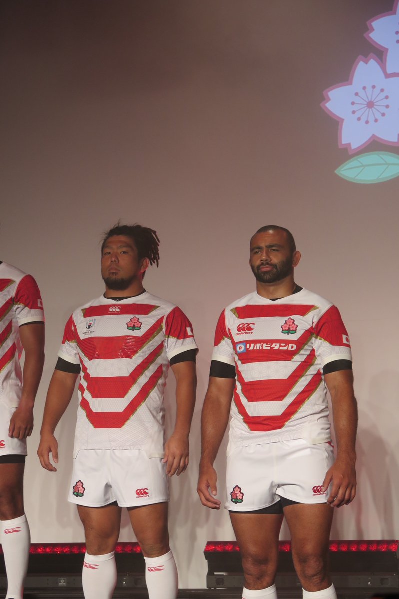 Nikkei Rugby ラグビー日本代表の新ジャージーが発表されました コンセプトは 兜 で 日本の精神で世界と戦うという意味があります Fwとバックスで違う素材が使った点が特長 前回w杯のものと比べfw用は12 軽くなったほか バックス用は37 乾きやすく