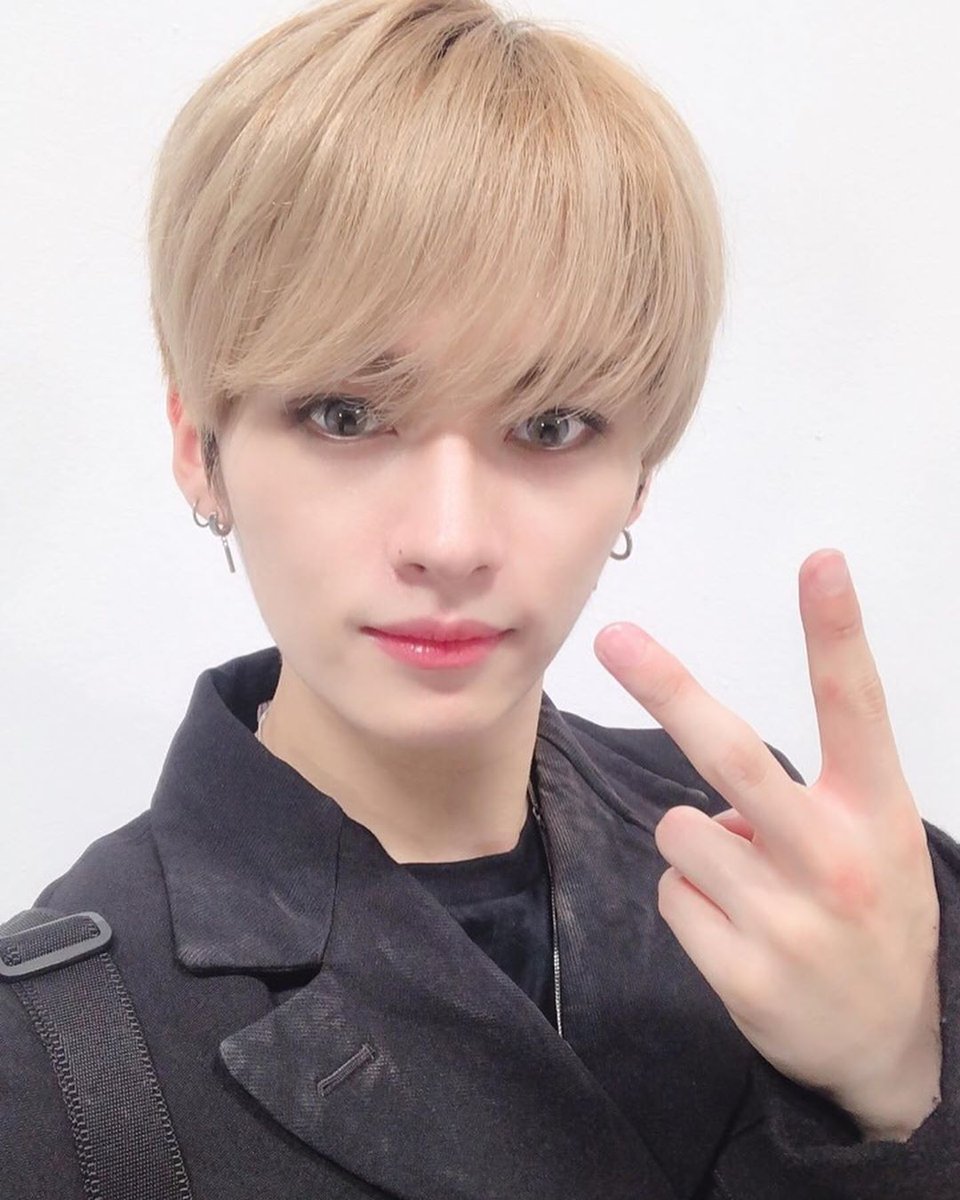 StrayKSubs's tweet photo. [#INSTA] @ realstraykids 

《LEE KNOW UPDATE》

"Have you guys seen Dawn🤟🤟 I worked hard for it so please watch it alot kekekeke😘
#colorlens #firsttimewearing #LeeKnowiscute"

@Stray_Kids

#StrayKids #스트레이키즈 #LeeKnow https://t.co/35mnD4O4W3