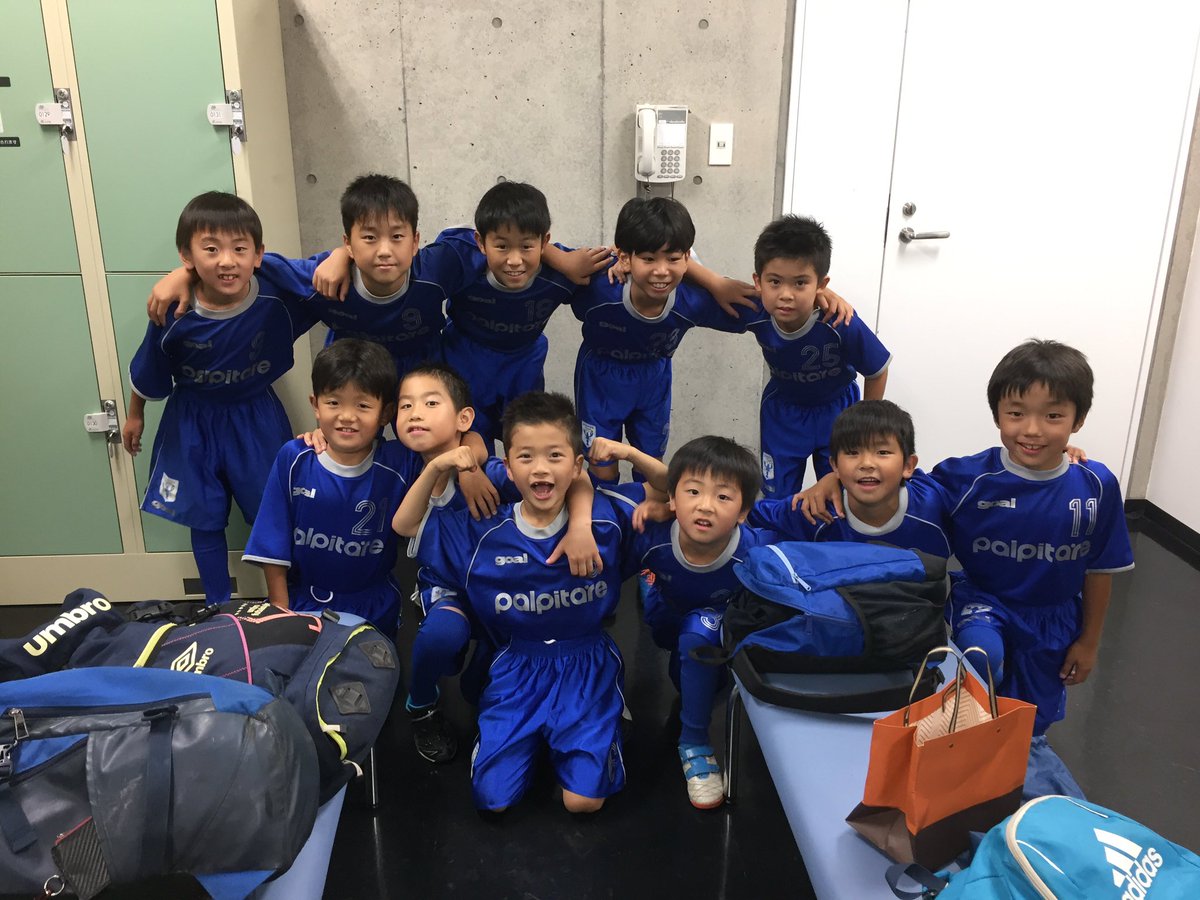 パルピターレサッカースクール 天皇杯2回戦明治大学vs川崎フロンターレのエスコートキッズを弥生台スクール ジュニアの選手で行いました このピッチに今度は選手として入場できるよう練習を頑張ろう