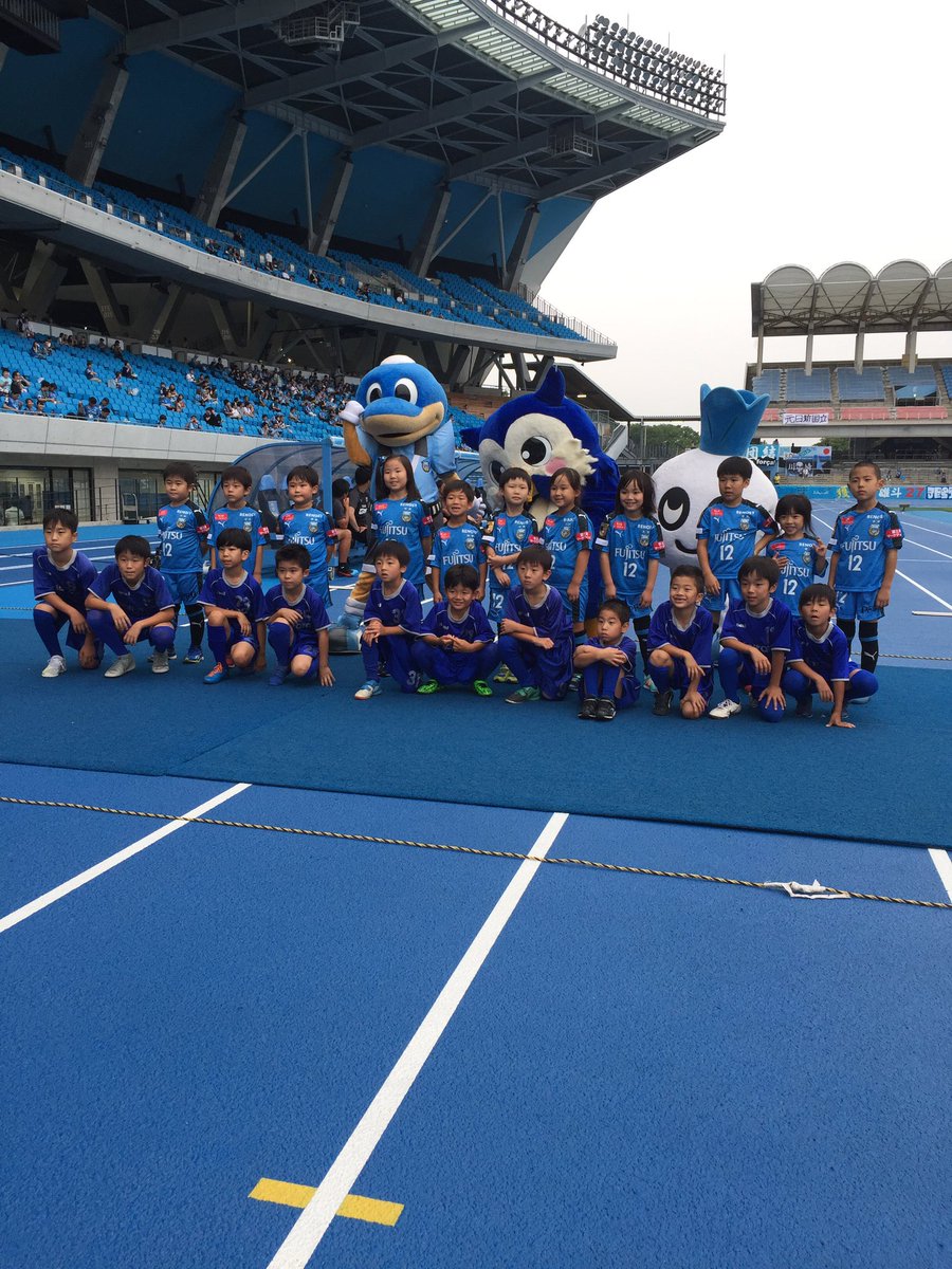 パルピターレサッカースクール 天皇杯2回戦明治大学vs川崎フロンターレのエスコートキッズを弥生台スクール ジュニアの選手で行いました このピッチに今度は選手として入場できるよう練習を頑張ろう