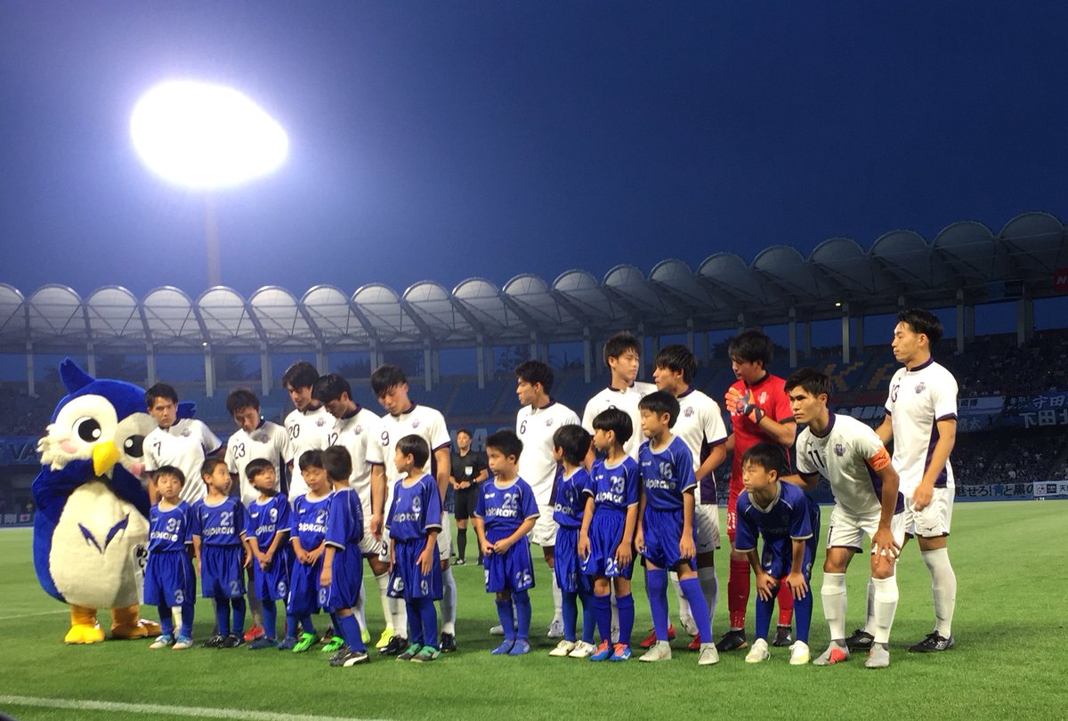 パルピターレサッカースクール 天皇杯2回戦明治大学vs川崎フロンターレのエスコートキッズを弥生台スクール ジュニアの選手で行いました このピッチに今度は選手として入場できるよう練習を頑張ろう