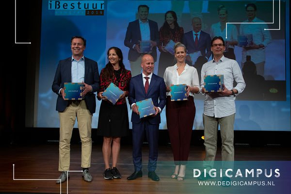Tijdens het iBestuurcongres op 3 juli lanceerde staatssecretaris Knops officieel #Digicampus. Dit nieuwe samenwerkingsverband versnelt innovatieve digitale overheidsdiensten. <a href="/Logius_minbzk/">Logius</a> is één van de initiatiefnemers.  lnkd.in/d-CJs_a