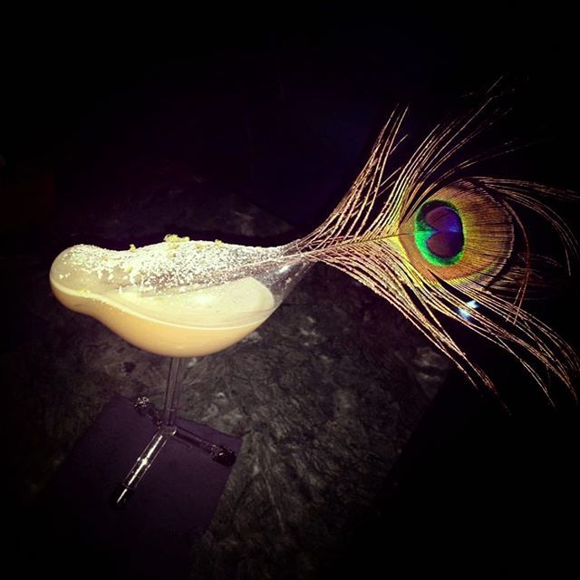 Be a peacock in a world of ducks 🦚 #pfw @serpentaplume_ #paris ift.tt/2Jpj2MO