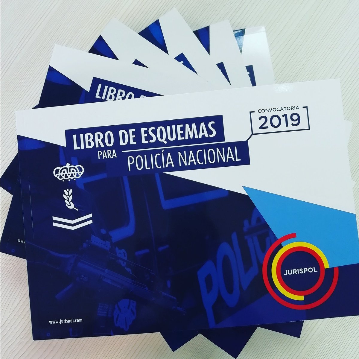 JurispolMalaga's tweet photo. ¡YA ESTÁN AQUÍIIIIIIIII!
Si has reservado tu libro de esquemas en nuestra sede, ¡ya puedes recogerlo!📚
°
°
°
#librodeesquemas #motivacion #jurispolmalaga #oposicionpolicianacional #escalabasica #policia https://t.co/iNDnNccjrY