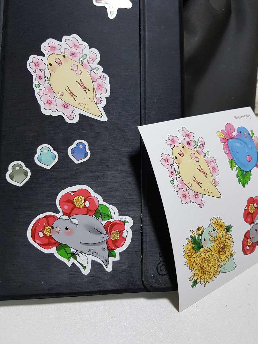 통판)응디포스트잇(1000원)+스티커총네종(4000원)+배송료준등기(1500원)= 7000원 포스트잇재고가네개뿐이라 선착순멘션으로 네분만 주문받습니다! 구매하시는분은 포스트잇을 제외한 스티커류는 얼마든지 추가구매가능하시고 한장당 천원추가입니다. 스티커가로세로13센치(칼선있음) 포스트잇은 7센치
