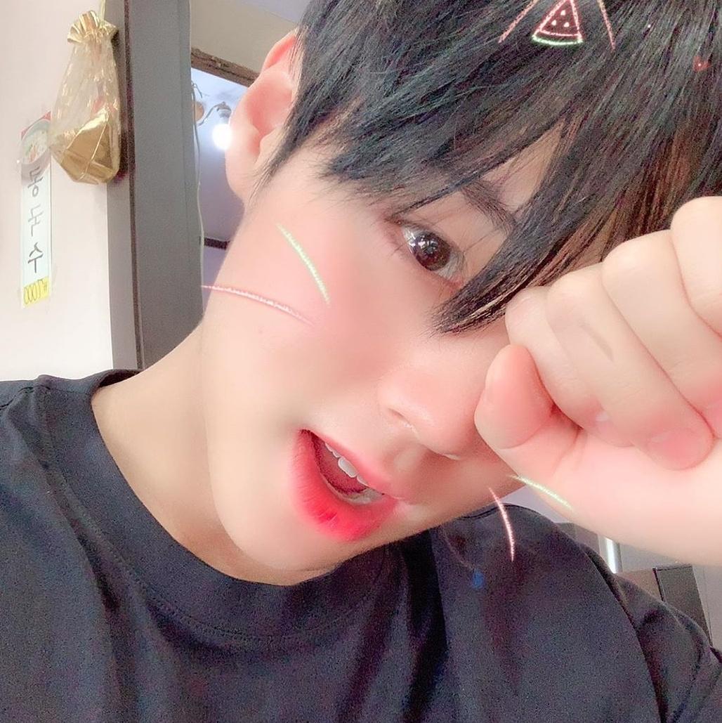 hold me close and hold me fast, the magic spell you cast, this is la vie en rose. when you kiss me heaven sighs and though i close my eyes, i see la vie en rose.  -  030719.