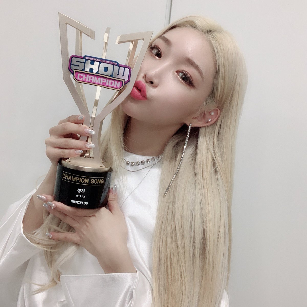 brazilkorea's tweet photo. ~ I know I know
I don’t I don’t (care)
Snapping woo snapping snapping
I know I know
I don’t I don’t (mind)
Snapping woo snapping snapping
#CHUNGHA levou para casa sua 1ª vitória, com #SNAPPING1STWIN no 'Show Champion'! 😱🏆😍🎉👏🏼 https://t.co/td8zGncVqL