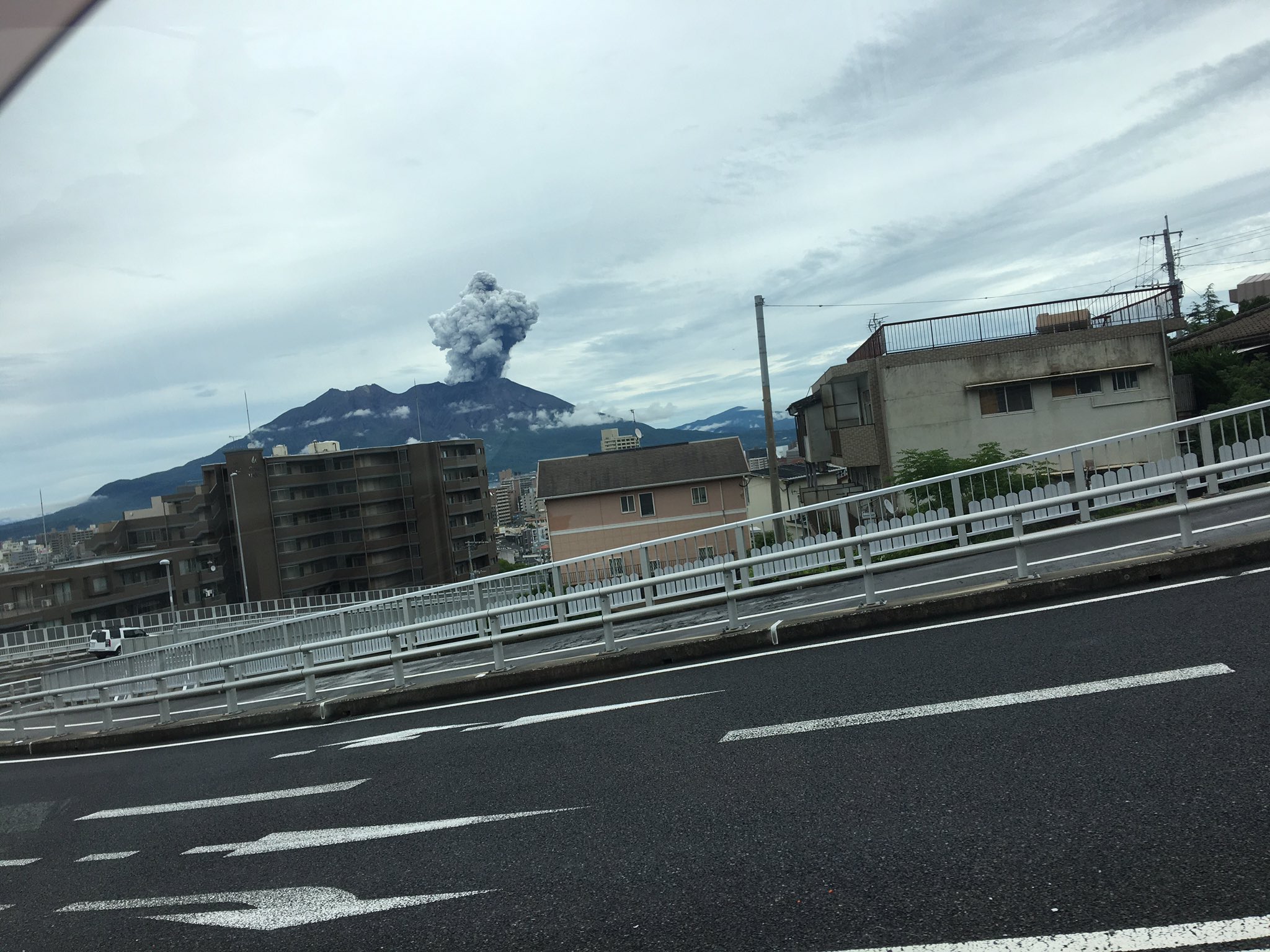 【噴火速報】桜島(鹿児島県)爆発!現場の現在の状況は？火山灰 ...