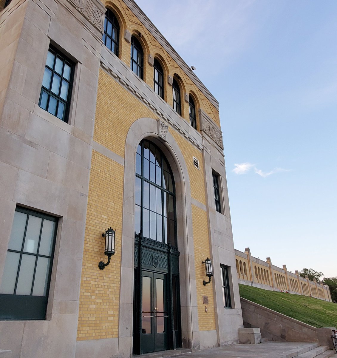 bethdblogger's tweet image. Beautiful #toronto spot to visit, walk around or watch the sunset this summer w/ or w/out kids - RC Harris Water Treatment Plant #freesummerfun #thesix