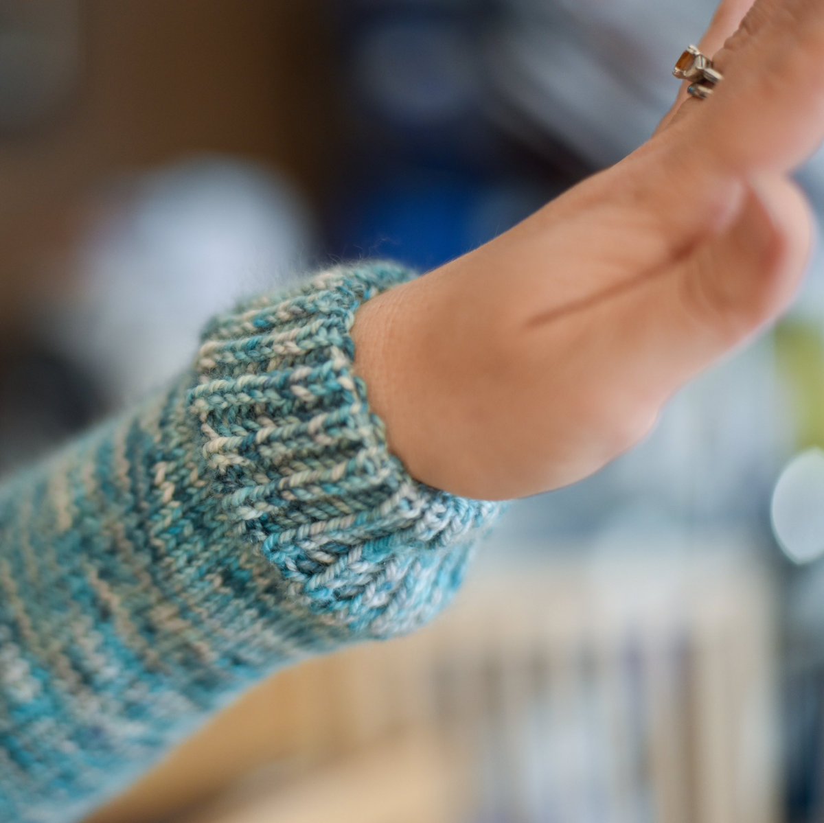 DahlingDaughter's tweet photo. The tubular bind off on the Polwarth pullover by @ysolda is the perfect detail for waving at @bostonjen1 when I blow past her #stashdash2019 total. (Yarn: @neighborhoodfiberco Luxury Sport “Sanctuary City”)
.
#teamcuteknitter #beatbostonjen #projectsweaterchest #diverseknitty https://t.co/gdDFhAvmLg